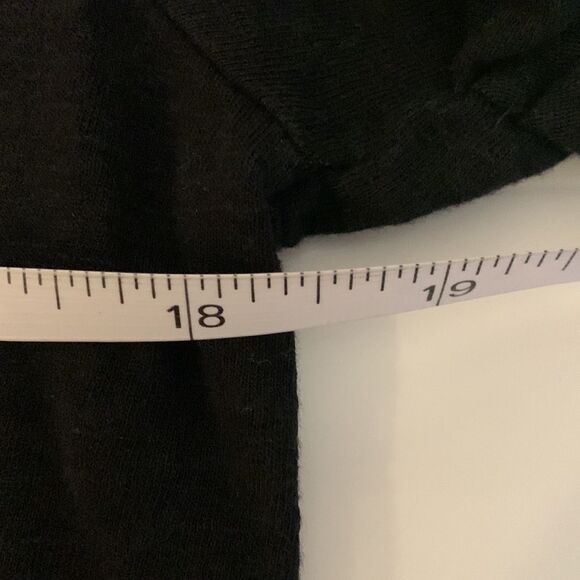 H&m black T-shirt with rolled sleeves. Tapered Hemline. Scoop neck. - Picture 8 of 9